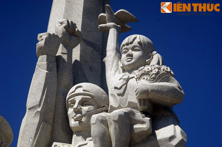 Cuối năm 2004, trước sự kiện đoàn tàu chiến của Hạm đội Thái Bình Dương ghé thăm Việt Nam, một nhóm cán bộ của Liên doanh Dầu khí Việt Xô gồm cả người Việt và cựu binh Nga từng phục vụ tại căn cứ Cam Ranh đã có sáng kiến tu sửa lại cột bia.