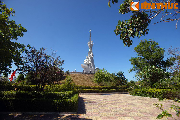 Được Liên doanh Dầu khí Việt Xô (Vietsovpetro) tài trợ, tượng đài được khởi công năm 2007 và khánh thành năm 2009, là nơi tưởng nhớ các quân nhân Liên Xô / Nga và Việt Nam đã hy sinh khi đang thi hành nhiệm vụ tại khu vực bán đảo Cam Ranh và Biển Đông.