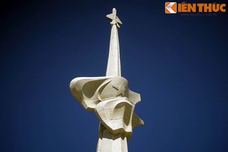 Đỉnh tượng đài có hình tượng quốc kỳ hai nước CHXHCN Việt Nam và Liên bang Nga song hành với nhau, cùng một chiếc máy bay vút lên trời xanh.