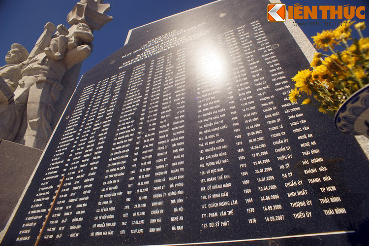 Ngược dòng thời gian, tượng đài có tiền thân là một cột bia do các quân nhân Nga dựng lên vào năm 1986 ở căn cứ Cam Ranh để ghi tên tưởng niệm 9 thành viên trong kíp bay TU 95 của Thiếu tá cận vệ Krivenko hy sinh ngày 13/2/1985.