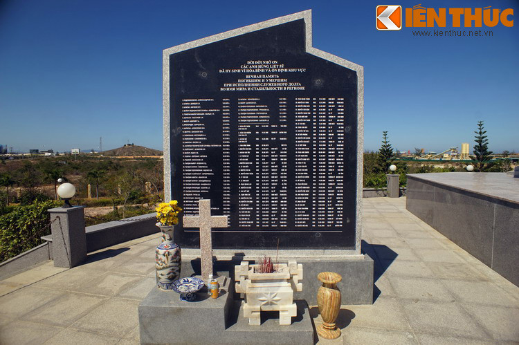 Hai bên Tượng đài có hai tấm bia ghi danh 44 quân nhân Liên Xô / Nga và 176 cán bộ chiến sĩ Quân đội Nhân dân Việt Nam đã hy sinh vì hoà bình và ổn định khu vực.