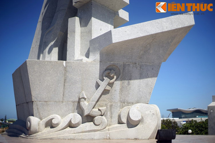 Chân tượng đài được tạo hình một mũi thuyền đang băng sóng, hiên ngang tiến về phía trước.