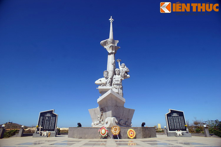 Trong lễ khánh thành tượng đài, một hộp đá chứa bức thư gửi thế hệ mai sau đã được đặt vào thân tượng đài, một hoạt động truyền thống tại các công trình lớn được xây dựng dựa trên mối quan hệ hợp tác Việt - Nga.