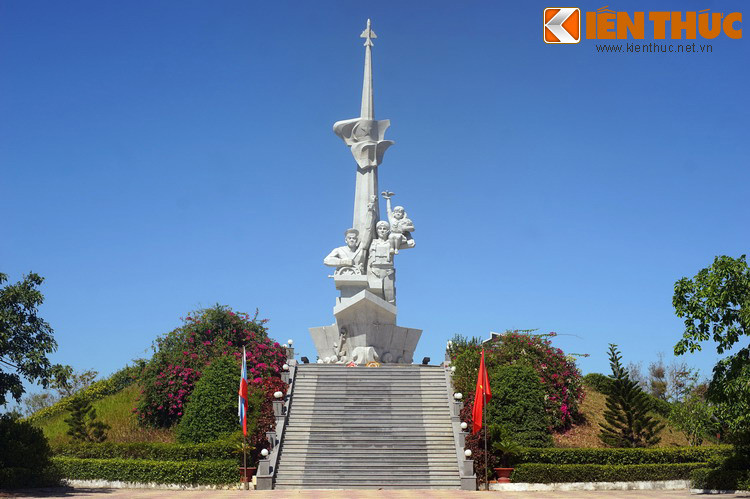 Tượng đài được xây dựng theo đồ án thiết kế của kiến trúc sư Nguyễn Quốc Thắng, tọa lạc trên một quả đồi nhỏ nằm trong một khuôn viên có diện tích 1,2 ha, tràn ngập màu xanh của cây cối.