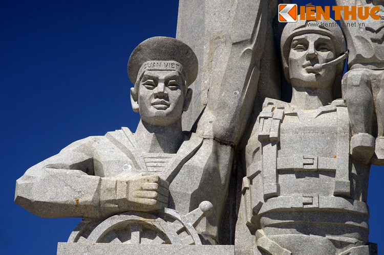 Năm 2002, căn cứ Cam Ranh của Hải quân Nga chấm dứt sự tồn tại, phía Nga đã bàn giao lại cho Việt Nam cơ sở này. Cột bia khi ấy nằm trong khu vực sân bay dân sự Cam Ranh.