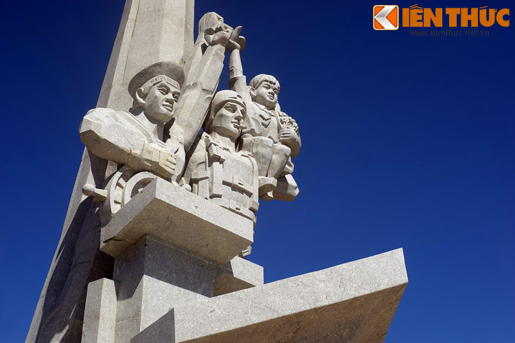 Trung tâm Tượng đài là hình tượng chiến sĩ Hải quân Nhân dân Việt Nam sát cánh cùng chiến sĩ Không quân Liên Xô và em bé nâng cánh chim hoà bình – tượng trưng cho tình hữu nghị Việt – Nga.