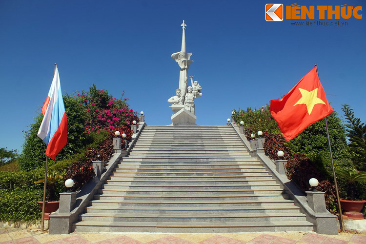 Vào dịp khánh thành Tượng đài, điện mừng từ Nga của Tổng thống D. Medvedev và Thủ tướng V. Putin viết: “Trong suốt nhiều thập kỷ Nga và Việt Nam gắn bó với nhau bởi mối quan hệ hữu nghị và tin cậy bền chặt, đã được thử thách qua thời gian và tôi luyện trong cuộc đấu tranh chung vì độc lập và chủ quyền của Việt Nam...