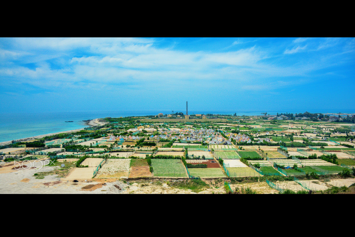 Một góc đảo Lý Sơn với ngọn hải đăng ở trung tâm. Ảnh: Panagiotis Papadopoulos / 500px.com.