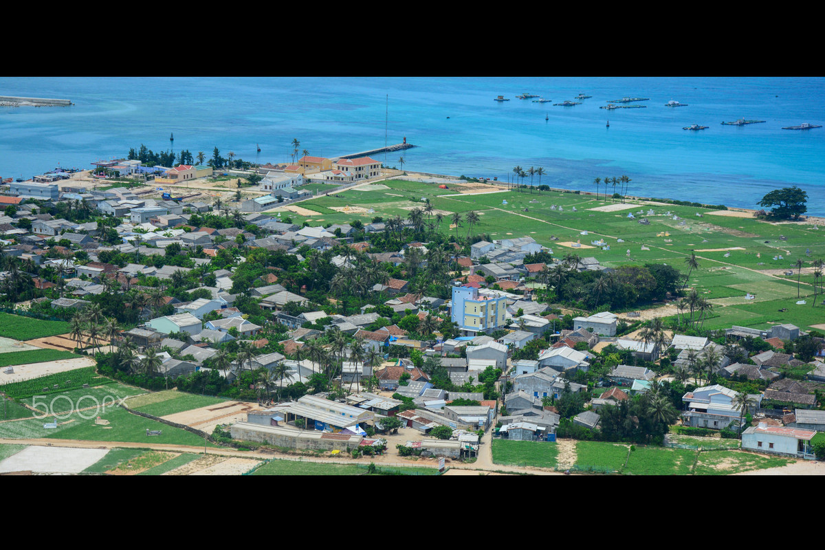 Xóm làng ở Lý Sơn nhìn từ trên núi.