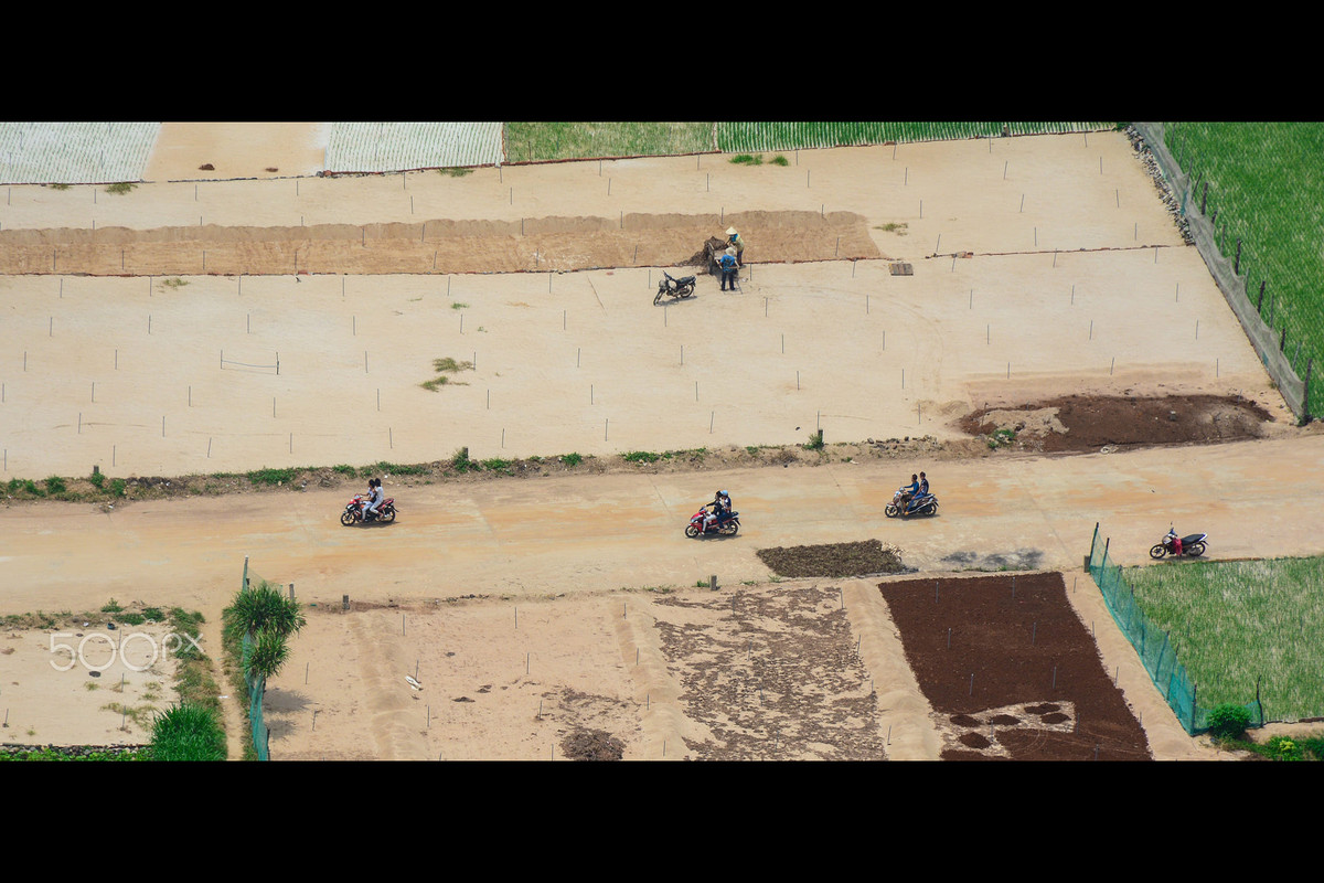 Một con đường nhìn từ trên cao.