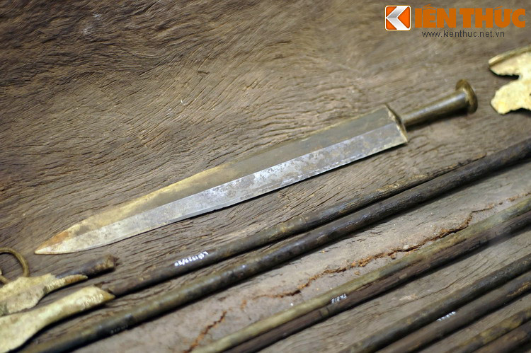 Vũ khí gây ấn tượng nhất trong ngôi mộ là một thanh kiếm hai lưỡi rất đẹp. Kiếm là loại vũ khí đánh gần bằng động tác chém, đâm. Kiếm Đông Sơn có nhiều chủng loại với cách tạo hình, dộ dài ngắn, trang trí hoa văn khác nhau.