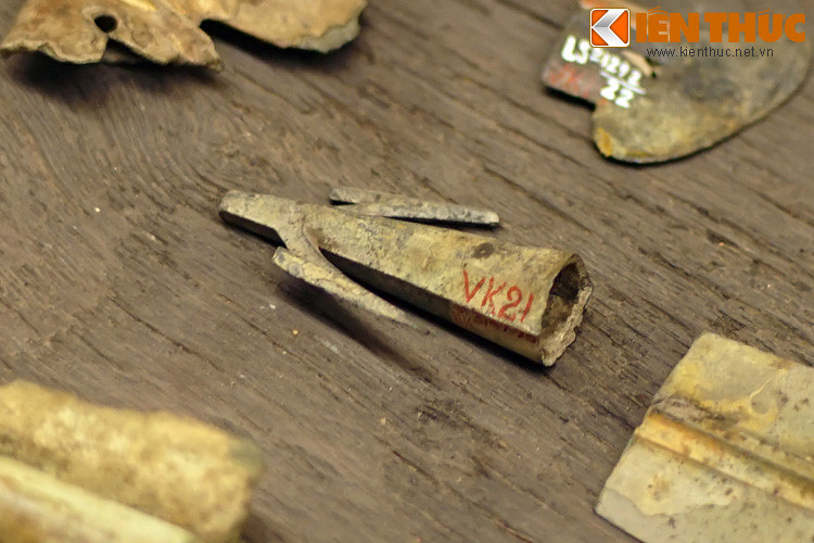 Mũi lao cũng được tìm thấy trong mộ thuyền Việt Khê. Lao là loại vũ khí đánh xa bằng phương pháp phóng. Mũi lao có ngạnh nên rất khó rút ra nếu găm vào da thịt.