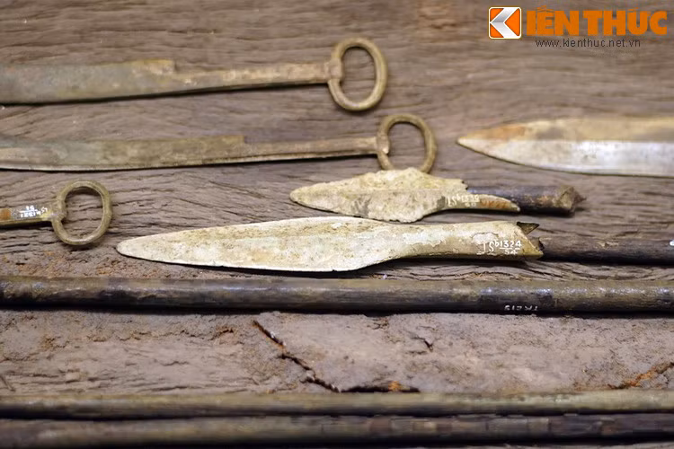 Giáo là loại vũ khí cận chiến sử dụng bằng cách đâm, gồm hai phần là lưỡi và cán. Lưỡi giáo Đông Sơn có đủ loại hình dạng, kích cỡ khác nhau, có chiếc dài tới trên 50 cm, chiều dài trung bình vào khoảng 20 – 25 cm.