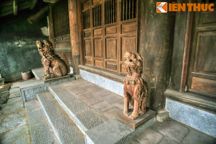 Đầu tiên phải kể đến những con nghê gỗ được chạm khắc tinh xảo, sinh động, mang đậm dấu ấn văn hoá của người Việt thời Hậu Lê.