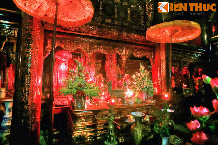 Trong điện thờ còn lưu giữ các hoành phi câu đối có tuổi đời nhiều thế kỷ.