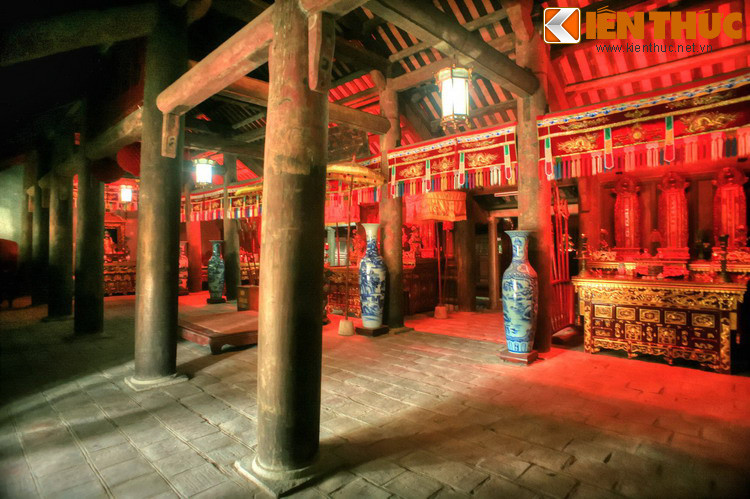 Gỗ là loại vật liệu chính để xây dựng bộ khung của Thái miếu. Bộ xà, kẻ được liên kết với nhau bởi cột lim vững chắc. Những cây cột bằng gỗ lim được đặt trên các phiến đá vẫn vững trãi qua bao thời gian.