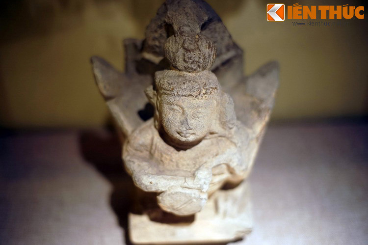 Các tượng này dùng để trang trí ở vị trí cao, như ở trên các bảo tháp, nên chỉ cần hài hòa với tổng thể kiến trúc và trang trí của công trình chứ không yêu cầu cao về chi tiết.