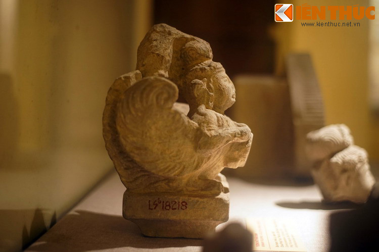 Trong nền nghệ thuật cổ của người Việt, hình tượng Kinnara chí xuất hiện ở các thời thời Lý, thời Trần và thời Mạc, chưa tìm thấy hiện vật thuộc các triều đại khác.