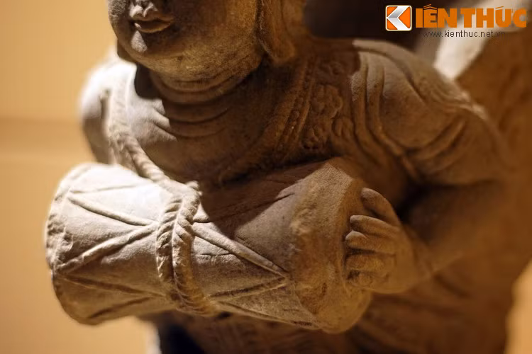 Tay Kinnara có dạng tay người, một tay đã vỡ, tay kia còn nguyên vẹn.