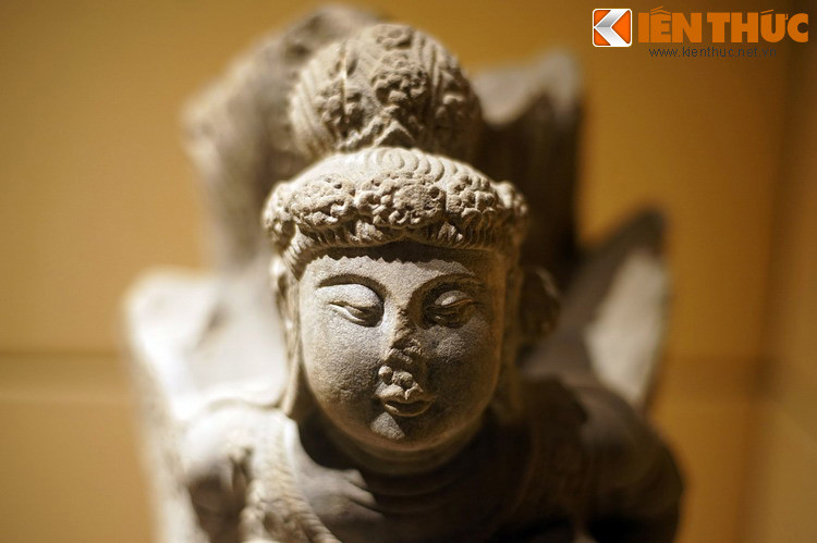 Sự xuất hiện của hoa bắt nguồn từ truyền thuyết thức ăn của các Kinnara là phấn hoa, trang phục làm bằng thứ lụa sa dệt từ hoa, dùng hương hoa để làm thơm thân thể mình.