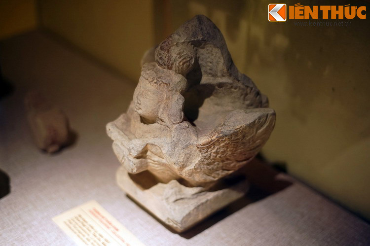 Bên cạnh tượng Kinnara lớn, ở chùa Phật Tích còn một dạng tượng Kinnara nhỏ, tạo hình lược giản.