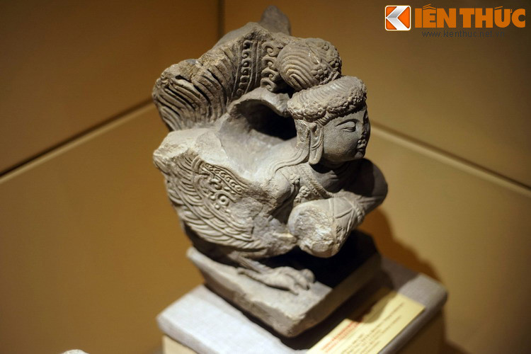 Một trong các tượng Kinnari của chùa Phật Tích được trưng bày thường xuyên tại Bảo tàng Lịch sử Quốc gia Việt Nam có chiều cao khoảng 40 cm, còn tương đối nguyên vẹn và được chạm khắc rất cầu kỳ.