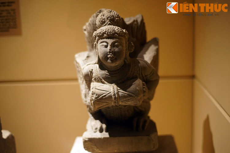 Theo truyền thuyết Phật giáo, Kinnara sống trong khu rừng Himaphan nằm trên sườn núi Himalaya. Kinnara là một trong Bát Bộ chúng, gồm 8 loài được Phật giáo hóa và trở thành những thần vật hộ trì phật pháp, gồm Deva, Naga, Yaksa, Gandharva, Asura, Garuda, Kinnara và Mahoraga.