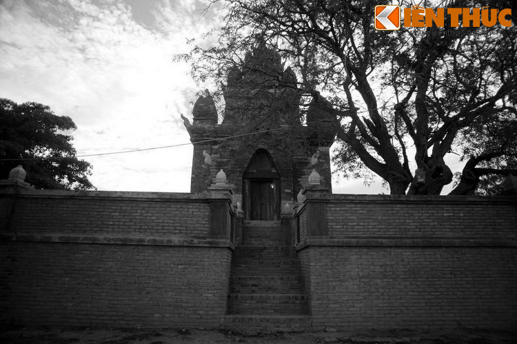 Nằm trên một quả đồi tháp Po Rome ở xã Phước Hữu, huyện Ninh Phước, tỉnh Ninh Thuận, tháp Po Rome được xây dựng vào thế kỷ 17, là nơi thờ vua Po Rome - vị vua cuối cùng của vương quốc Chăm Pa.