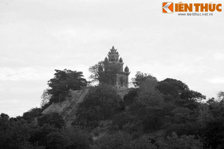 Khi vua Po Rome qua đời, ông được phong thần và xây tháp thờ. Khi đó vương quốc của Po Rome đứng bên bờ vực sụp đổ, và ông là vị vua Chăm cuối cùng. Theo tục lệ, những người vợ của vua phải lên giàn hỏa thiêu cùng chồng, nhưng chỉ có công chúa Hạt Mưa thực hiện điều này.