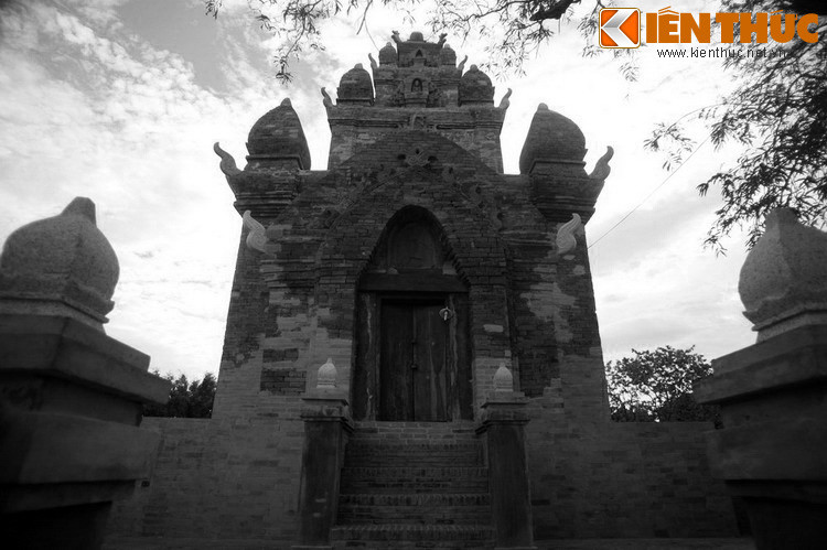 Thời điểm ấy, vua Po Mưh Taha đã già nhưng chưa tìm được người nối ngôi, vì ông chỉ có một người con gái. Một hôm, nghe thấy tiếng Po Rome đuổi chó sau nhà, vị chiêm tinh của vua bảo đấy chính là giọng vua tương lai của Chăm Pa.