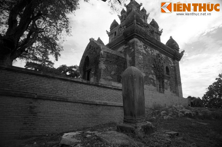 Nhưng thói mê nữ sắc của Po Rome đã gây hại cho vương triều của ông. Sau này vua Po Rome cưới thêm một người vợ, là công chúa Ngọc Khoa - con gái của chúa Nguyễn Phúc Nguyên. Do say mê nhan sắc của bà mà vua bỏ quên chuyện chính sự.