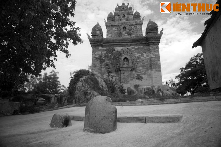 Đang thiu thiu ngủ, chàng mở mắt ra và nhìn thấy hai hòn lửa đỏ rực sau tán lá. Nhận ra đó là một con rồng khổng lồ đang nhìn mình, chàng hoảng hốt bỏ chạy và lạc đường, đến tối mới tìm được lối về. Sáng hôm sau, thần sắc Po Rome đã thay đổi: Chàng trở nên vạm vỡ, oai vệ lạ thường.