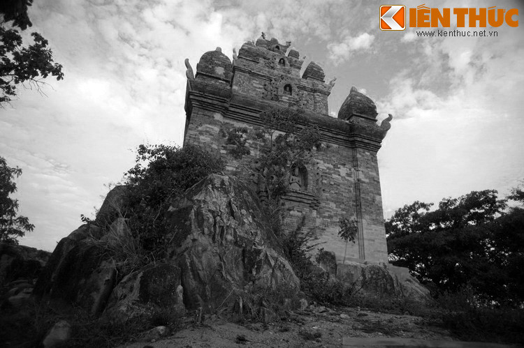 Vua Po Rome đã thuyết phục tù trưởng Ê Đê cho đưa công chúa Hạt Mưa về kinh thành. Tại dây, nàng đã lấy lòng được các thần dân và sinh cho vua những đứa con nối dõi, đúng như cái tên công chúa Hạt Mưa – biểu tượng của sự đâm chồi, nảy lộc.