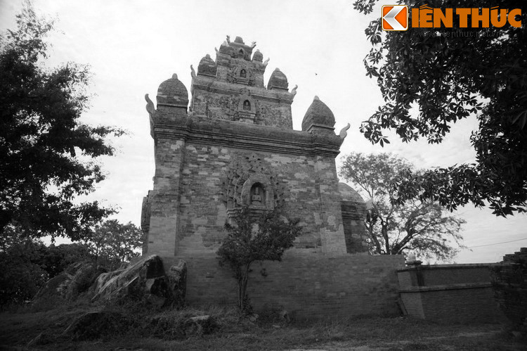 Theo sử liệu của người Chăm, vua Po Rome thuộc tộc người Chu Ru, thuở nhỏ tên là Jakathaot. Ông sinh ra trong một gia đình khá giả ở Panduranga (Phan Rang – Tháp Chàm ngày nay). Vì mẹ của ông chưa có chồng mà có con, nên 2 mẹ con Po Rome bị đuổi khỏi nhà, phải lang thang để kiếm sống.