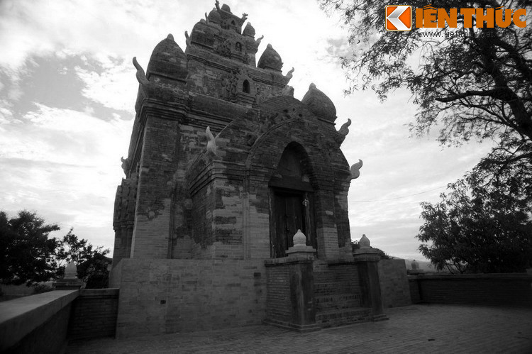 Sau khi khi xem tướng mạo Po Rome, vị chiêm tinh tiến cử chàng lên nhà vua và được chấp thuận. Công chúa Bia Than Cih được gả cho Po Rome. Vài tháng sau, Po Rome lên ngôi vua trị vì đất nước.