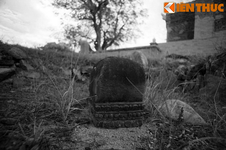 Để tưởng nhớ công chúa Hạt Mưa, dân chúng đã lập một ngôi tháp phụ bên cạnh tháp Po Rome để thờ bà. Sau này khi ngôi tháp sụp đổ, tượng bà được đưa vào tháp chính, bên cạnh tượng vua Po Rome... Mời quý độc giả xem video: Tín ngưỡng thờ mẫu Việt Nam: Di sản nhân loại. Nguồn: VTC14.