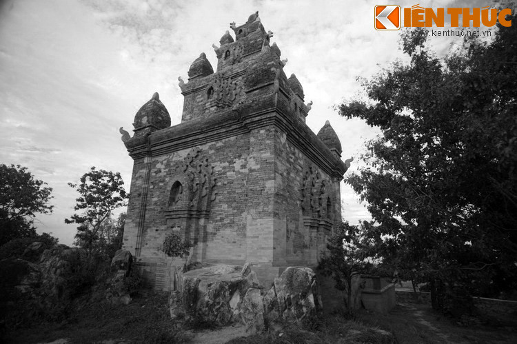 Trên đường đi tìm thuốc, vua đến xứ sở của người Ê Đê. Tại đây, ông tình cờ gặp và say đắm nàng công chúa Ê Đê xinh đẹp tên H Drah Jan Kpă, con gái cưng của một vị tù trưởng Ê Đê. Trong tiếng Ê Đê, H Drah Jan Kpă có nghĩa là công chúa Hạt Mưa.