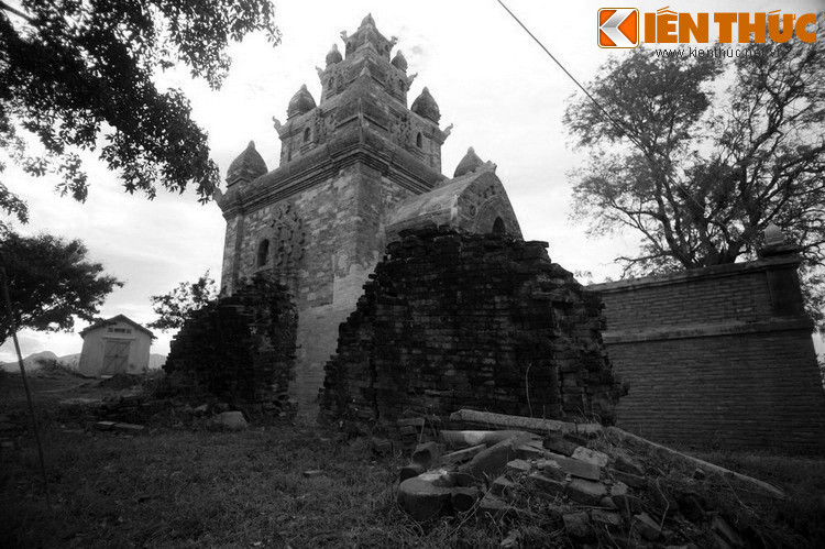 Po Rome là một vị vua giỏi nhưng cũng là một người đàn ông rất đam mê nữ sắc. Sau một thời gian mà công chúa Bia Than Cih không có con, vua Po Rome buồn rầu và cất công đi tìm thuốc chữa cho hoàng hậu có người nối dõi.