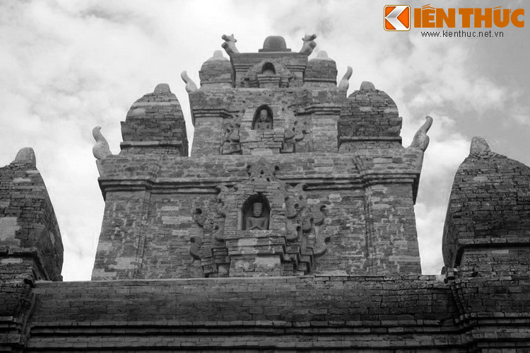 Lớn lên, Po Rome trở thành một chàng trai tuấn tú, tài trí phi phàm. Do số phận đưa đẩy, chàng làm mục đồng cho vua Po Mưh Taha. Ngày nọ, trong một chuyến săn nai, chàng đi sâu vào rừng đến khi mệt lả rồi nằm nghỉ dưới gốc cây cổ thụ.