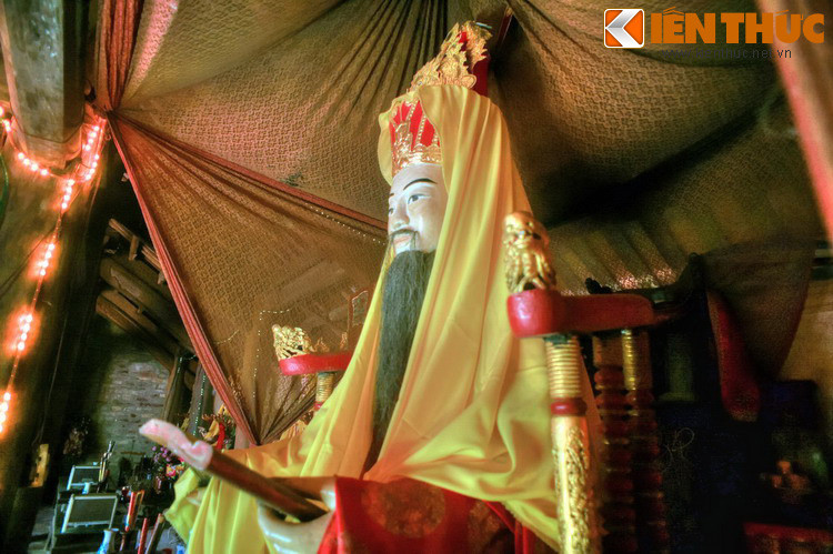 Tượng chúa Trịnh Tùng là bức tượng lớn nhất, đặt ở vị trí cao nhất, phong thái uy nghi nhất trong các bức tượng ở Phủ Trịnh.