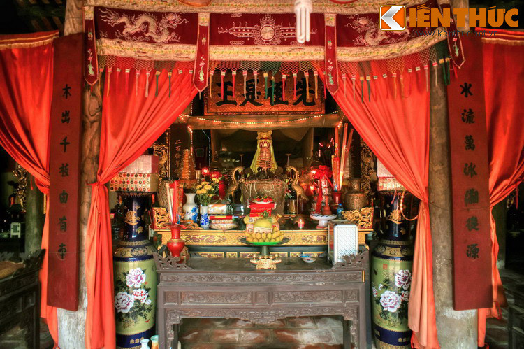 Gian trung tâm của điện thờ là nơi thờ Triết Vương Trịnh Tùng - con thứ của Trịnh Kiểm. Ông là vị chúa Trịnh đầu tiên trong lịch sử, bởi trước đó cha ông là Trịnh Kiểm chỉ mới được phong tước công.