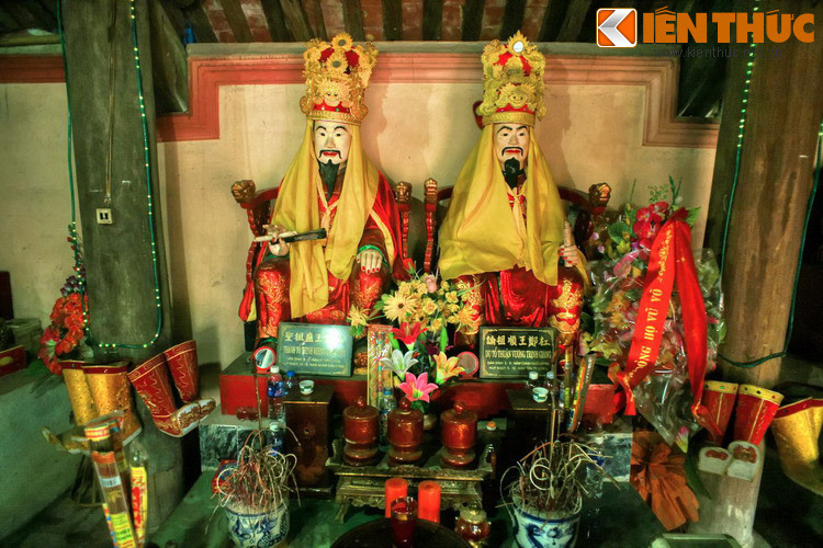 Dọc hai bên trái và phải của tượng chúa Trịnh Tùng là các tượng chúa Trịnh khác, tượng nào cũng đều ngồi trên ngai sơn son thếp vàng, áo mão sang trọng, tư thế và khuôn mặt không tượng nào giống tượng nào.