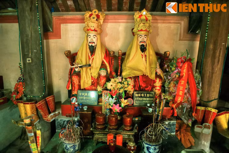 Dọc hai bên trái và phải của tượng chúa Trịnh Tùng là các tượng chúa Trịnh khác, tượng nào cũng đều ngồi trên ngai sơn son thếp vàng, áo mão sang trọng, tư thế và khuôn mặt không tượng nào giống tượng nào.