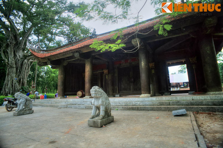 Tiếp tục đi sâu vào trong sẽ đến Ngọ Môn, cánh cổng dẫn vào khu trung tâm kinh thành, có hai con nghê bằng đá đứng canh.