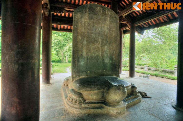 Cách Vĩnh lăng không xa là bia Vĩnh lăng, một Bảo vật quốc gia của Việt Nam. Bia làm bằng đá trầm tích biển nguyên khối cao 2,97 mét, rộng 1,94 mét, dày 0,27 mét, đặt trên lưng một con rùa lớn cũng được tạc từ đá trầm tích biển nguyên khối.