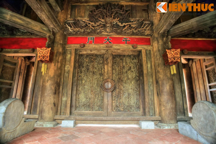 Nền Ngọ Môn rộng 11 mét dài 14,1 mét, có 3 cửa ra vào. Cửa giữa rộng 3,6 mét, cửa hai bên rộng 2,74 mét và được bố trí ở hàng cột chính giữa. Công trình này có thể được coi là một kiệt tác chạm khắc gỗ của các nghệ nhân Việt.