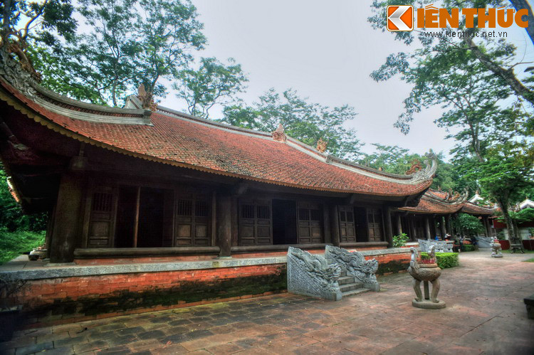 Nằm sau khu chính điện là khu Thái miếu Lam Kinh, nơi thờ cúng tổ tiên, các vị vua và hoàng thái hậu nhà Lê. Khu vực này xưa kia có 9 tòa miếu, nhưng đến thời điểm hiện tại đã phục dựng được 5 tòa.