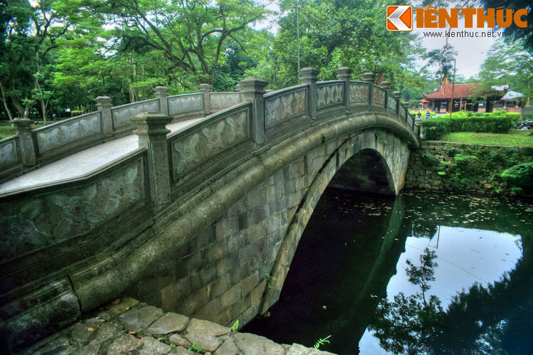 Điểm khởi đầu trong hành trình khám phá Lam Kinh là cổng thành và con sông đào nằm sau cổng khoảng 10 mét, tên là sông Ngọc. Trên sông có bắc một cây cầu tên là Tiên Loan Kiều, còn gọi là Cầu Bạch. Xưa kia trên cầu có nhà theo kiểu "Thượng gia hạ kiều" (trên nhà dưới cầu).