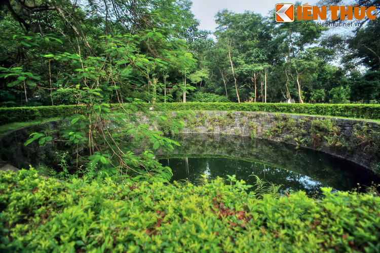 Qua cầu khoảng 50 mét thì đến một giếng cổ. Thời xưa dưới giếng thường thả sen để giữ cho nước mát trong những ngày hè nóng nực.