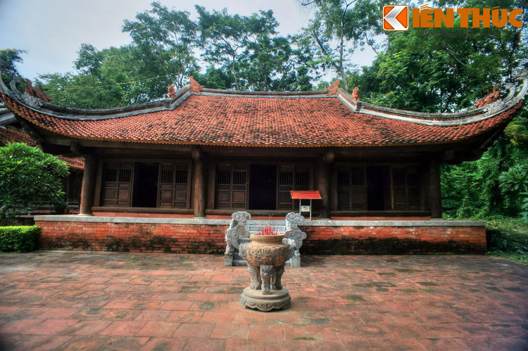 Thành điện Lam Kinh xưa được xây dựng theo địa thế “tọa sơn hướng thủy”, phía Bắc dựa vào núi Dầu, phía Nam nhìn ra sông Chu, có núi Chúa làm bình phong, phía Đông là rừng Phú Lâm, còn phía Tây được bảo vệ bởi núi Hương và núi Hàm Rồng.